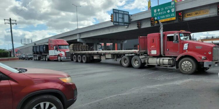Cierran puentes internacionales Matamoros-Brownsville por bloqueos carreteros hoy