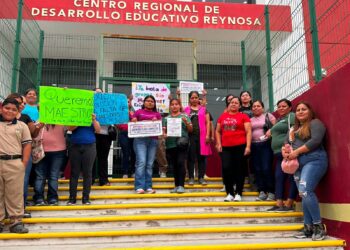 Madres de la secundaria 10 cierran el CREDE en Reynosa por falta de maestros
