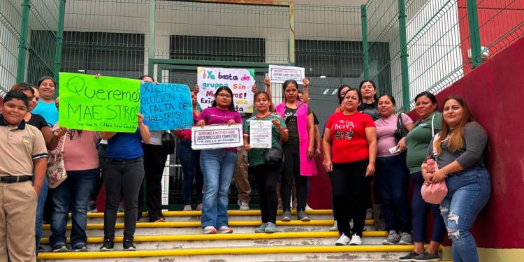 Madres de la secundaria 10 cierran el CREDE en Reynosa por falta de maestros