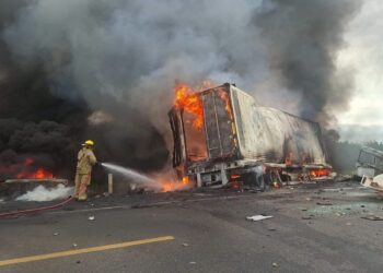 Muere trailero de Transportes Matamoros GOPASA en choque múltiple e incendio en el kilómetro 88 de la carretera Zaragoza-Monterrey