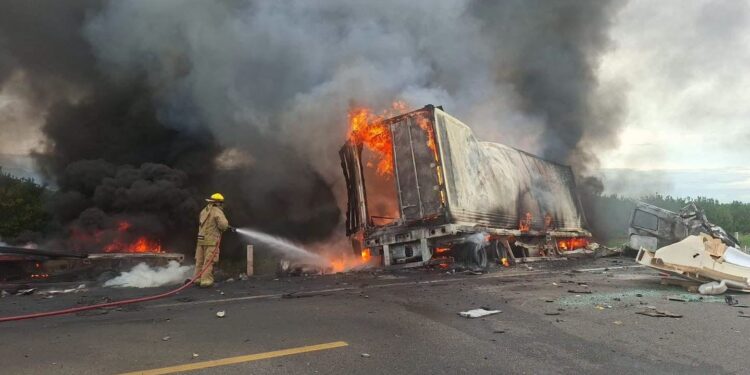 Muere trailero de Transportes Matamoros GOPASA en choque múltiple e incendio en el kilómetro 88 de la carretera Zaragoza-Monterrey
