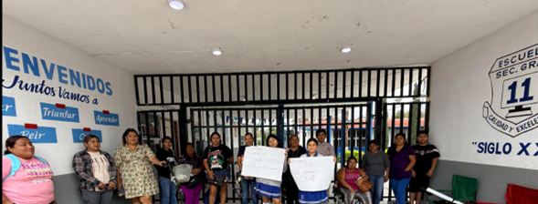 Padres de familia cierran Secundaria 11 Siglo XXI en Reynosa por falta de luz