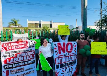 Protestan trabajadores del IMSS en Matamoros; piden aumento salarial del 10%