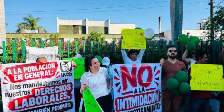 Protestan trabajadores del IMSS en Matamoros; piden aumento salarial del 10%