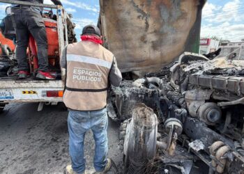 Retiran más de 50 vehículos calcinados durante bloqueos en Matamoros