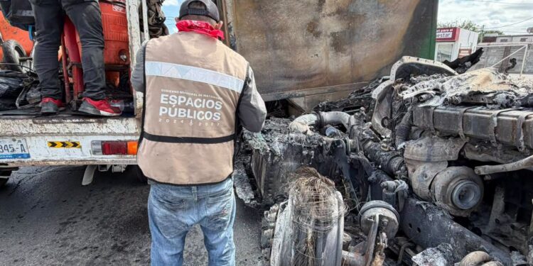 Retiran más de 50 vehículos calcinados durante bloqueos en Matamoros
