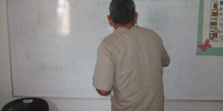 Aplican exámenes de educación media superior y fortalecen habilidades lógico-matemáticas en el CEDES Victoria