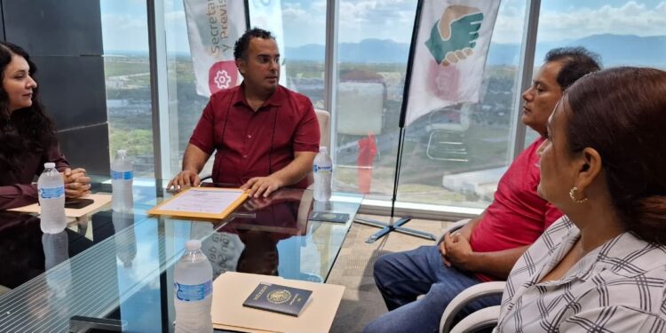 Dan sobres de viaje a trabajadores agrícolas tamaulipecos contratados en Canadá