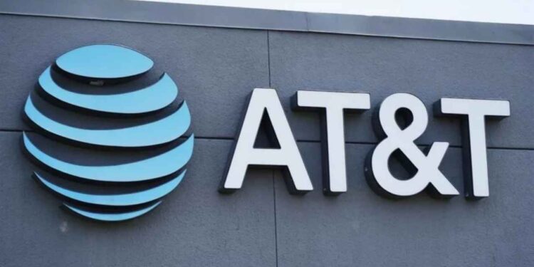 Televisa compra AT&T México y esto pasará con la compañía telefónica