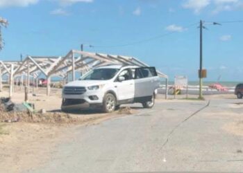 Vuelca camioneta en Playa Bagdad tras chocar contra una palmera