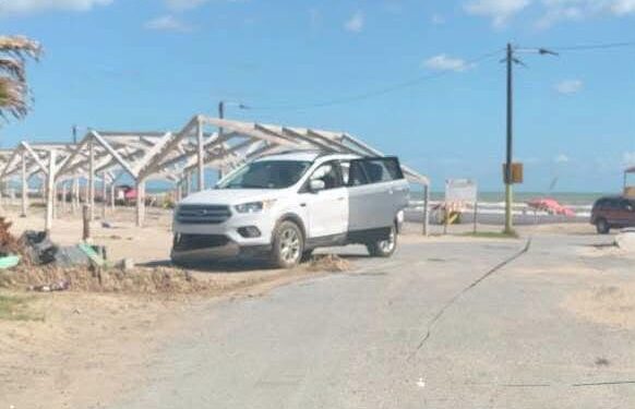 Vuelca camioneta en Playa Bagdad tras chocar contra una palmera