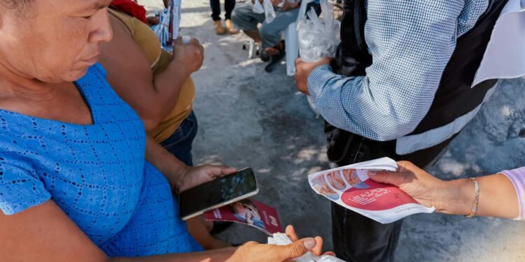 Vecinos de Mezquital 2 participan en jornada de prevención contra criaderos de mosquito