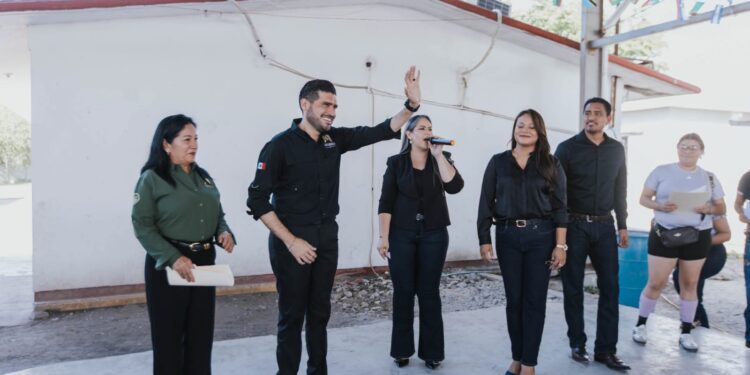 Supervisa José Alberto Granados Fávila trabajos de mantenimiento en la primaria Vicente Cevada Vera