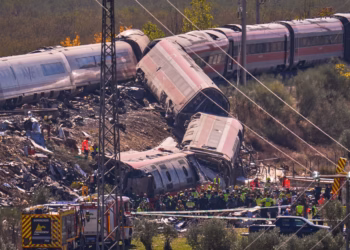 Choque de trenes en España deja 68 muertos y decenas de heridos