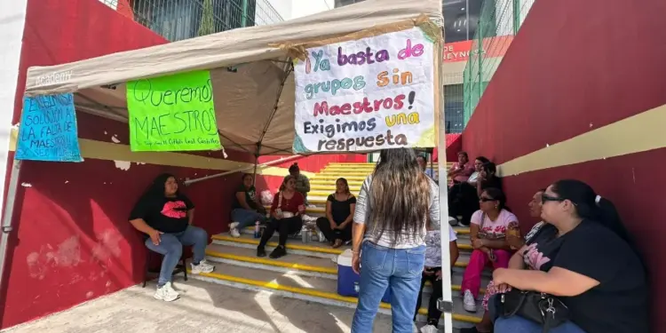 Mantienen padres de familia plantón en el CREDE de Reynosa por falta de maestros