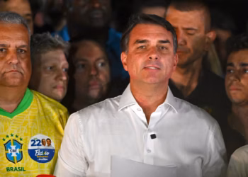 Buscan a Flávio Bolsonaro en Brasil; habría escapado a EU tras derrota electoral