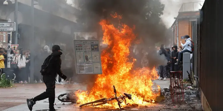 Protestas en Francia dejan 2 mil detenidos y 600 heridos