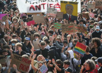 Protestan estudiantes en Francia y esto exigen en medio de represión policial