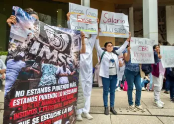 Tras protestas IMSS ofrece alza salarial del 8% y ajuste a sistema de pensiones