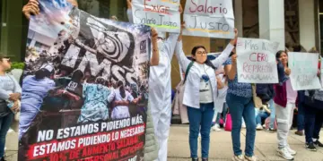Tras protestas IMSS ofrece alza salarial del 8% y ajuste a sistema de pensiones