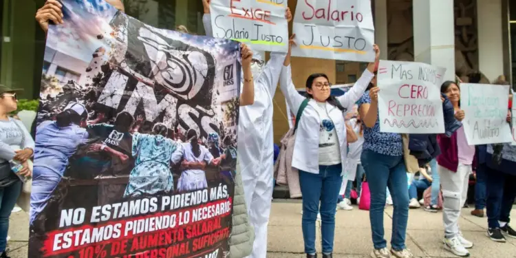Tras protestas IMSS ofrece alza salarial del 8% y ajuste a sistema de pensiones