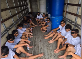 Encuentran a 21 migrantes ocultos en un camión en Texas 