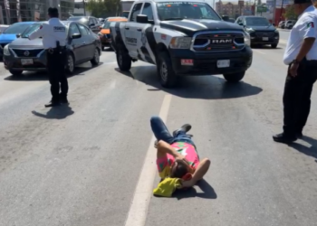 Hombre se lanza de camioneta en movimiento en Pedro Cárdenas y Solidaridad