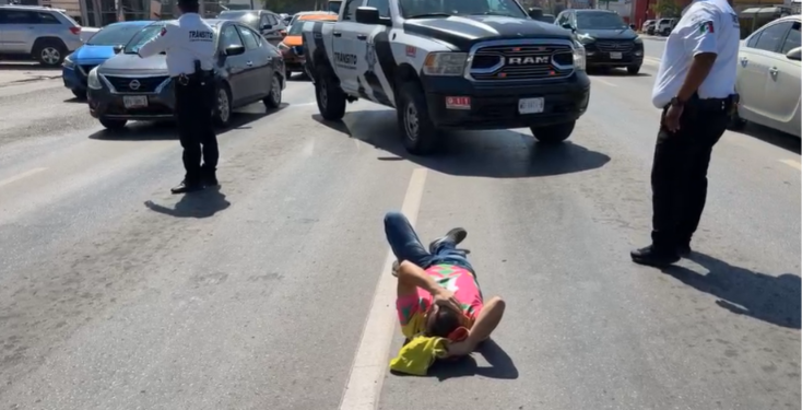 Hombre se lanza de camioneta en movimiento en Pedro Cárdenas y Solidaridad