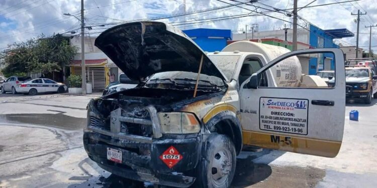 Incendio en camión de gas obliga a evacuar escuelas en Reynosa