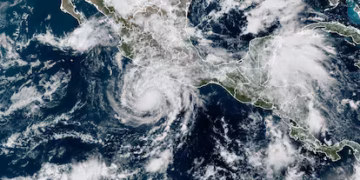 Huracán Trudy categoría 2 provoca lluvias intensas en el Pacífico mexicano