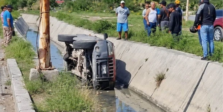 Dos camionetas vuelcan en Tamaulipas y caen en canal; una esquivó a un perro